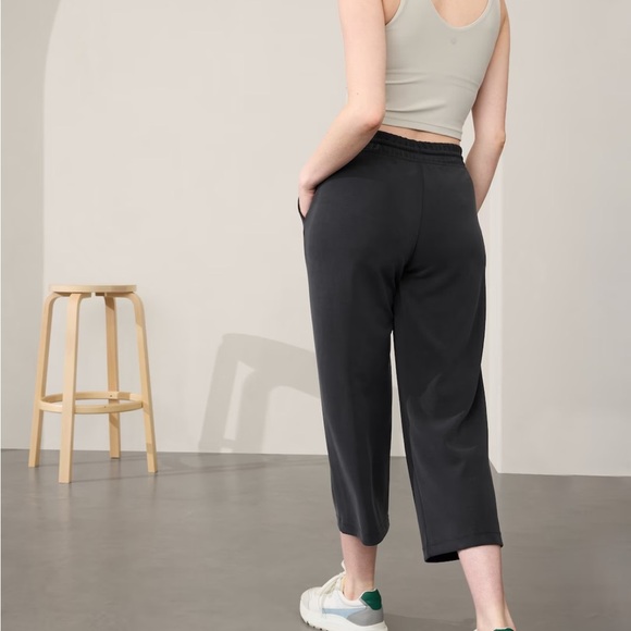 Athleta Seasoft Mid Rise Straight Crop Black Size MP New Without Tag - Picture 3 of 16